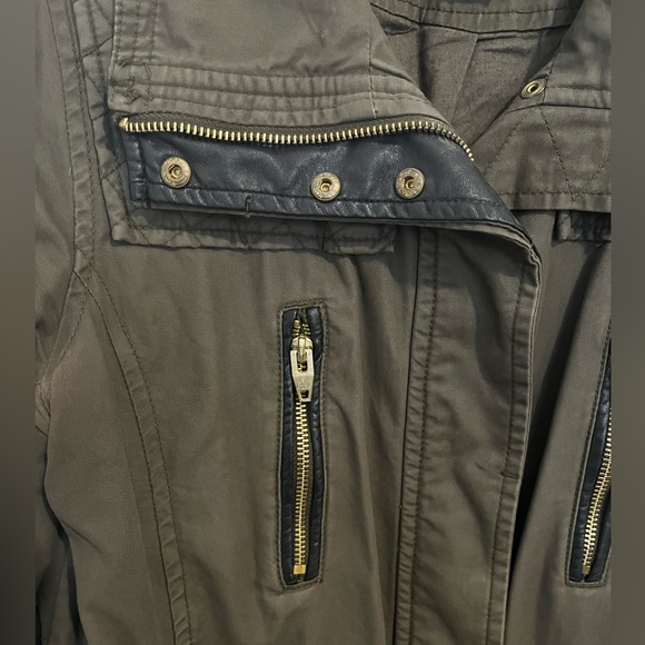 H&M Utility jacket. Army green with black accents. many practical pockets. - Picture 3 of 3